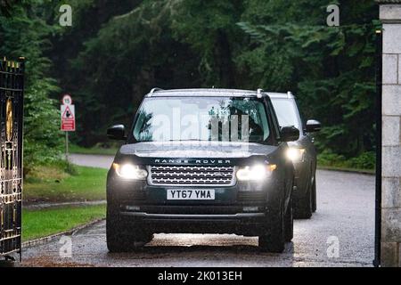 Balmoral, Schottland, Großbritannien. 9.. September 2022. Autos, die Prinz Harry aus dem Balmoral Castle Gelände führen. Er reist zurück nach London. Iain Masterton/Alamy Live News Stockfoto