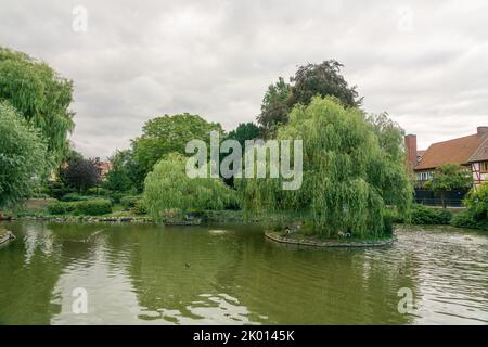 Ystad, Schweden - 6 Sep, 2022: Teich mit Entenhäusern mitten in der Stadt. Stockfoto