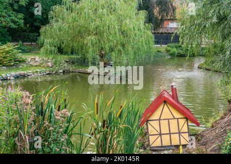 Ystad, Schweden - 6 Sep, 2022: Ein Teich in der Stadt mit Häusern für Enten. Stockfoto