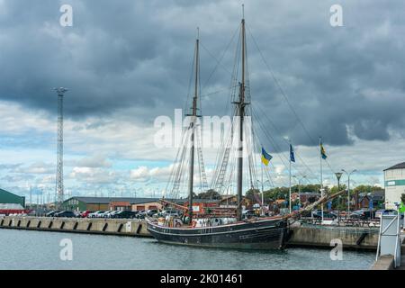 Ystad, Schweden - 6 Sep, 2022: ALS größeres, zwei-Mast-Schiff im Hafen. Stockfoto