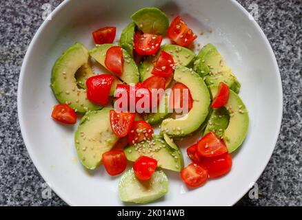 Avocado-Tomaten-Salat Stockfoto