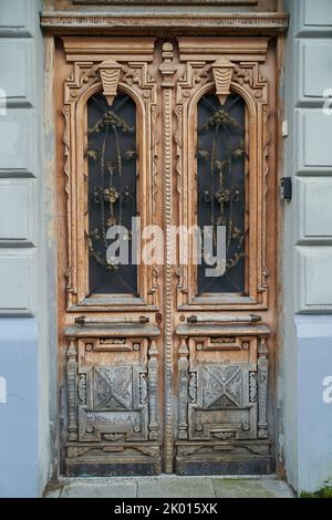 Alte geschnitzte Holztür in einem Steingebäude in Batumi, Georgia Stockfoto