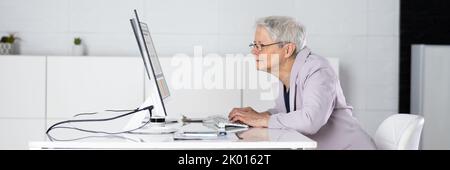 Schlechte Körperhaltung, Die Auf Dem Bürostuhl Am Computertisch Sitzt Stockfoto