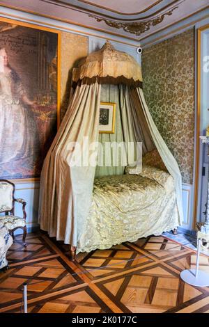 Haus von VOLTAIRE in LA FERNEY-VOLTAIRE : VOLTAIRES Bett mit einem Porträt VON KATHARINA II Stockfoto