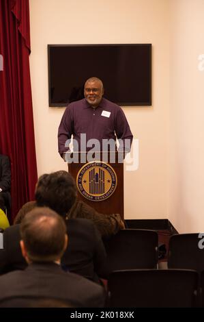 Start des HUD-Geschäftsregisters Abschnitt 3 im Rayburn Building, Washington, D.C. mit HUD Assistant Secretary for Fair Housing and Equal Opportunity (FHEO) John Trasvina, Direktor der Abteilung für wirtschaftliche Chancen von FHEO, Staci Gilliam, Direktor des HUD Washington, D.C. Field Office Director Marvin Turner, D.C. Delegierter des Kongresses Eleanor Holmes Norton, Judy Chu und Maxine Waters, Kongressabgeordnete Emanuel Cleaver aus Missouri, Programmdirektor der Business Zone (HUBZone) der Small Business Administration, Grande Lum, und das D.C.-Ministerium für Wohnungsbau und Gemeindeentwicklung Di Stockfoto