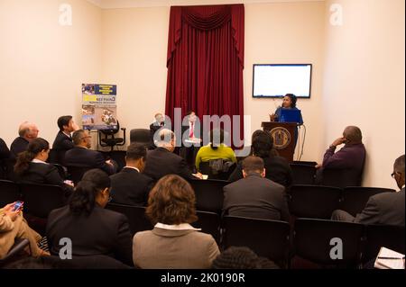 Start des HUD-Geschäftsregisters Abschnitt 3 im Rayburn Building, Washington, D.C. mit HUD Assistant Secretary for Fair Housing and Equal Opportunity (FHEO) John Trasvina, Direktor der Abteilung für wirtschaftliche Chancen von FHEO, Staci Gilliam, Direktor des HUD Washington, D.C. Field Office Director Marvin Turner, D.C. Delegierter des Kongresses Eleanor Holmes Norton, Judy Chu und Maxine Waters, Kongressabgeordnete Emanuel Cleaver aus Missouri, Programmdirektor der Business Zone (HUBZone) der Small Business Administration, Grande Lum, und das D.C.-Ministerium für Wohnungsbau und Gemeindeentwicklung Di Stockfoto