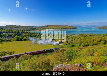 JACOBITE DAMPFZUG ANKUNFT IN MORAR BAY DAS BLAUE MEER UND INSEL RUM IN DER FERNE Stockfoto
