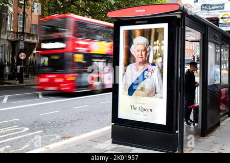 Ein Foto der Queen an einer Bushaltestelle nach dem Passieren von her Majestät der Queen im Buckingham Palace, London, Vereinigtes Königreich. 9. September 2022. (Foto von Ben Whitley/News Images) in London, Großbritannien am 9/9/2022. (Foto von Ben Whitley/News Images/Sipa USA) Quelle: SIPA USA/Alamy Live News Stockfoto