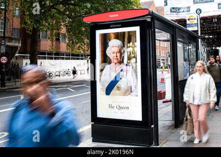 Ein Foto der Queen an einer Bushaltestelle nach dem Passieren von her Majestät der Queen im Buckingham Palace, London, Vereinigtes Königreich. 9. September 2022. (Foto von Ben Whitley/News Images) in London, Großbritannien am 9/9/2022. (Foto von Ben Whitley/News Images/Sipa USA) Quelle: SIPA USA/Alamy Live News Stockfoto