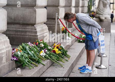 Nach dem Tod von Königin Elizabeth II. Am Donnerstag sieht sich ein Mitglied der Öffentlichkeit Blumen und Kondolenzbotschaften vor dem Nottingham Council House an. Bilddatum: Freitag, 9. September 2022. Stockfoto