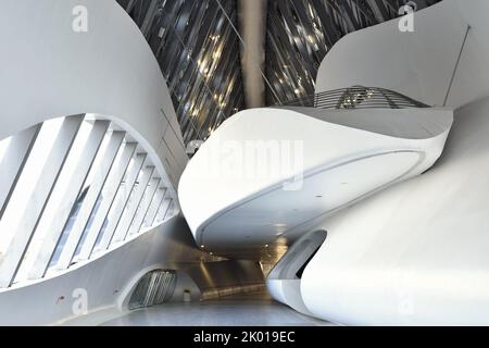 Futuristische Innenpassage des Bridge Pavilion, Fußgängerbrücke in Zaragoza, Spanien. Entworfen von Zaha Hadid architects für die Expo 2008. Stockfoto