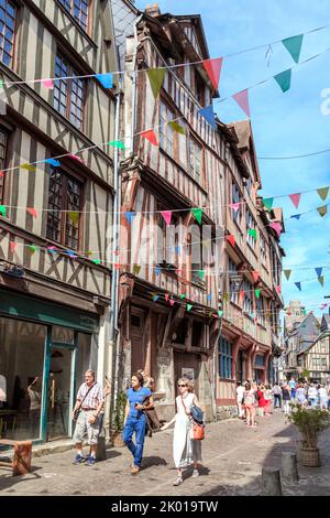 ROUEN, FRANKREICH - 31. AUGUST 2019: Dies ist ein mittelalterliches Fachwerkgebäude einer der Straßen des historischen Zentrums der Stadt. Stockfoto