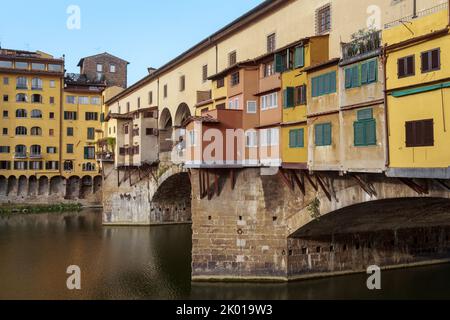 FLORENZ, ITALIEN - SEPTEMNER 18, 2018: Es handelt sich um eine erhaltene mittelalterliche alte Brücke (Ponte Vecchio) mit Häusern und Geschäften, die darauf gebaut wurden. Stockfoto