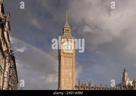 Der Regenbogen erschien neben Big Ben, dem Palast von Westminster in London, England Stockfoto