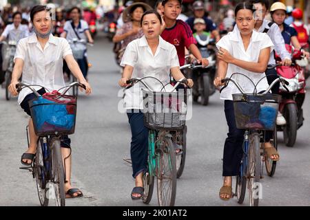 Junge Fahrradfahrer im Verkehr, Hai Phong, Vietnam Stockfoto