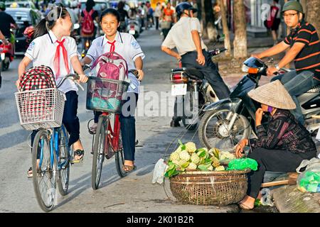 Junge Fahrradfahrer im Verkehr, Hai Phong, Vietnam Stockfoto