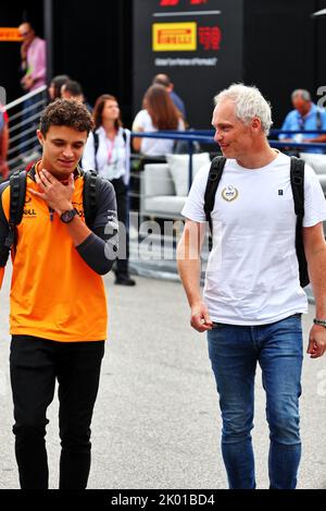 (L bis R): Lando Norris (GBR) McLaren mit seinem Vater Adam Norris (GBR). 09.09.2022. Formel 1 Weltmeisterschaft, Rd 16, Großer Preis Von Italien, Monza, Italien, Übungstag. Bildnachweis sollte lauten: XPB/Press Association Images. Stockfoto