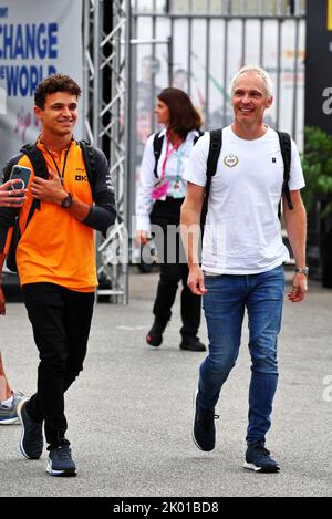 (L bis R): Lando Norris (GBR) McLaren mit seinem Vater Adam Norris (GBR). 09.09.2022. Formel 1 Weltmeisterschaft, Rd 16, Großer Preis Von Italien, Monza, Italien, Übungstag. Bildnachweis sollte lauten: XPB/Press Association Images. Stockfoto