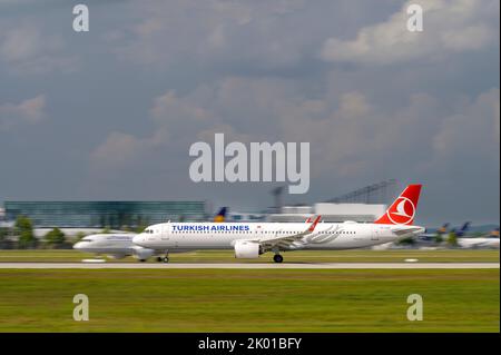 München, Deutschland - August 26. 2022 : Turkish Airlines Airbus A321-271NX mit der Flugzeugzulassung startet TC-LSZ auf der Südbahn 26L von Stockfoto