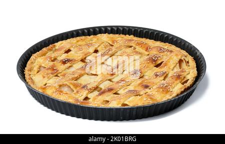 Runde gebackene Apfelkuchen in einer Antihaftpfanne auf weißem, isoliertem Hintergrund Stockfoto