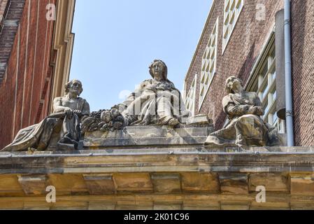 Amsterdam, Niederlande. August 2022. Die Skulpturen am Eingang zum Oudemanhuispoort in Amsterdam. Hochwertige Fotos Stockfoto