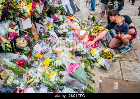 London, Großbritannien. 9. September 2022. Trauernde versammeln sich am Buckingham Palace, legen Blumen nieder und zahlen ihre Achtung aus - Königin Elizabeth, die zweite, starb gestern in ihrem Platin-Jubillee-Jahr im Balmoral Castle. Kredit: Guy Bell/Alamy Live Nachrichten Stockfoto