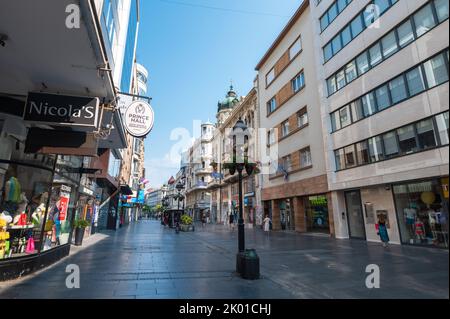 Belgrad, Serbien - 24. Juli 2022: Knez Mihailova Street die wichtigste Fußgängerzone und Einkaufszone in der Innenstadt von Belgrad in der Hauptstadt der Republik Stockfoto