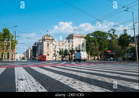 Belgrad, Serbien - 24. Juli 2022: Nationaltheater und Platz der Republik in der Innenstadt von Belgrad in der Hauptstadt der Republik Serbien Stockfoto