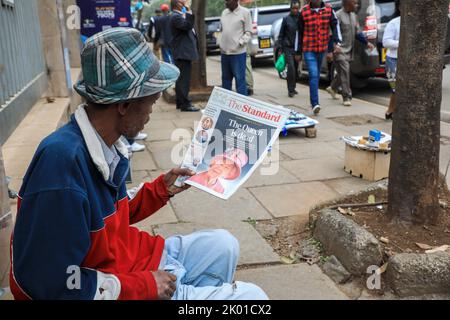 Nairobi, Kenia. 09. September 2022. Ein Zeitungsverkäufer sah, wie er eine lokale Tageszeitung über den Tod von Königin Elizabeth II. In der Stadt Nairobi las. Königin Elizabeth II., die älteste Monarchin der britischen Geschichte, starb am 8. September 2022 im Alter von 96 Jahren im Balmoral Castle, ihrer offiziellen Sommerresidenz in Schottland. Kredit: SOPA Images Limited/Alamy Live Nachrichten Stockfoto