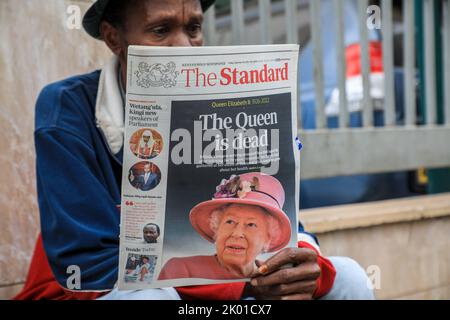 Nairobi, Kenia. 09. September 2022. Ein Zeitungsverkäufer sah, wie er eine lokale Tageszeitung über den Tod von Königin Elizabeth II. In der Stadt Nairobi las. Königin Elizabeth II., die älteste Monarchin der britischen Geschichte, starb am 8. September 2022 im Alter von 96 Jahren im Balmoral Castle, ihrer offiziellen Sommerresidenz in Schottland. Kredit: SOPA Images Limited/Alamy Live Nachrichten Stockfoto