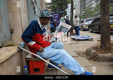 Nairobi, Kenia. 09. September 2022. Ein Zeitungsverkäufer sah, wie er eine lokale Tageszeitung über den Tod von Königin Elizabeth II. In der Stadt Nairobi las. Königin Elizabeth II., die älteste Monarchin der britischen Geschichte, starb am 8. September 2022 im Alter von 96 Jahren im Balmoral Castle, ihrer offiziellen Sommerresidenz in Schottland. Kredit: SOPA Images Limited/Alamy Live Nachrichten Stockfoto