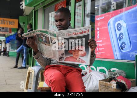 Nairobi, Kenia. 09. September 2022. Ein Zeitungsverkäufer sah, wie er eine lokale Tageszeitung über den Tod von Königin Elizabeth II. In der Stadt Nairobi las. Königin Elizabeth II., die älteste Monarchin der britischen Geschichte, starb am 8. September 2022 im Alter von 96 Jahren im Balmoral Castle, ihrer offiziellen Sommerresidenz in Schottland. Kredit: SOPA Images Limited/Alamy Live Nachrichten Stockfoto