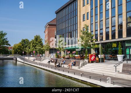 Sommerliche Impressionen aus der Innenstadt Kiels an der modernen umgestalteten Holstenbrücke Stockfoto