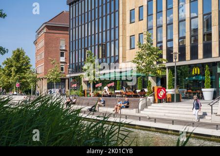 Sommerliche Impressionen aus der Innenstadt Kiels an der modernen umgestalteten Holstenbrücke Stockfoto