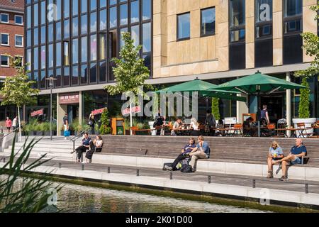 Sommerliche Impressionen aus der Innenstadt Kiels an der modernen umgestalteten Holstenbrücke Stockfoto