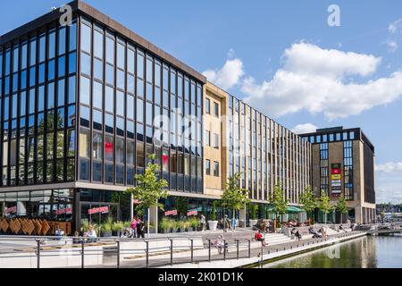 Sommerliche Impressionen aus der Innenstadt Kiels an der modernen umgestalteten Holstenbrücke Stockfoto