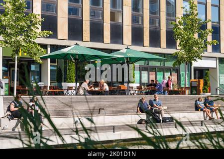 Sommerliche Impressionen aus der Innenstadt Kiels an der modernen umgestalteten Holstenbrücke Stockfoto