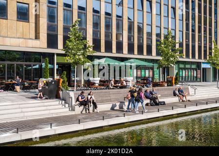 Sommerliche Impressionen aus der Innenstadt Kiels an der modernen umgestalteten Holstenbrücke Stockfoto