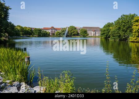 Sommerliche Impressionen aus der Innenstadt Kiels am Teich kleiner Kiel Stockfoto