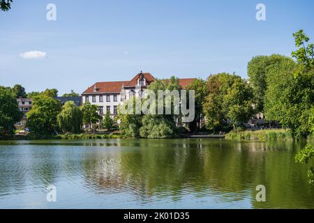 Sommerliche Impressionen aus der Innenstadt Kiels am Teich kleiner Kiel Stockfoto