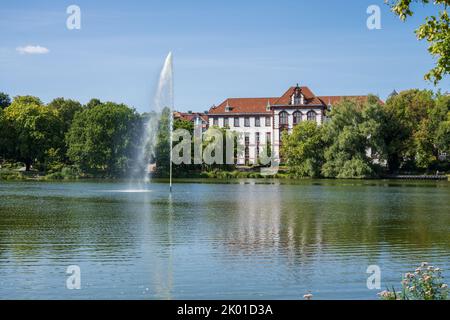 Sommerliche Impressionen aus der Innenstadt Kiels am Teich kleiner Kiel Stockfoto