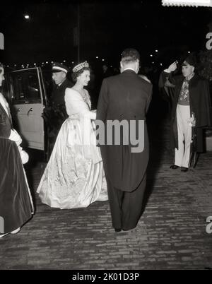 Galakonzert in der Konzerthalle - Ankunft von Königin Elizabeth II. Holland / Niederlande 25. März 1958. Foto von Joop van Bilsen / Anefo. Stockfoto