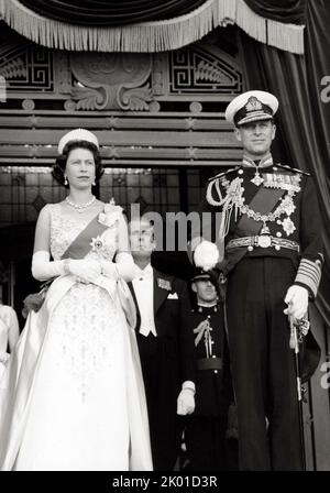 Ihre Majestät Königin Elizabeth II. Und der Herzog von Edinburgh, Prinz Philip bei der Eröffnung des neuseeländischen Parlaments im Jahr 1963. Stockfoto