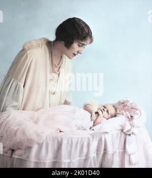 Foto der Herzogin von York (1900-2002), später Königin Elizabeth, mit ihrer kleinen Tochter Prinzessin Elizabeth von York (geb.1926), später Königin Elizabeth II. - Foto von Richard N Speaight - coloriert von Bill Waterson Stockfoto