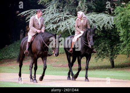 Präsident Ronald Reagan reitet Pferde mit Königin Elizabeth II. Während des Besuchs von Windsor Castle, 8.. Juni 1982. Stockfoto