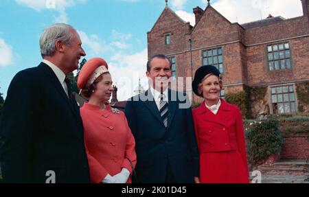 Premierminister Edward Heath, Königin Elizabeth II., Präsident Richard Nixon und Pat Nixon at Chequers, 3. Oktober 1970. Stockfoto