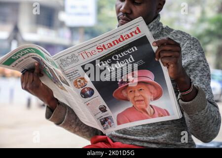 Nairobi, Kenia. 09. September 2022. Ein Zeitungsverkäufer sah, wie er eine lokale Tageszeitung über den Tod von Königin Elizabeth II. In der Stadt Nairobi las. Königin Elizabeth II., die älteste Monarchin der britischen Geschichte, starb am 8. September 2022 im Alter von 96 Jahren im Balmoral Castle, ihrer offiziellen Sommerresidenz in Schottland. (Foto von John Ochieng/SOPA Images/Sipa USA) Quelle: SIPA USA/Alamy Live News Stockfoto