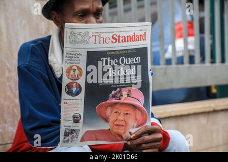 Nairobi, Kenia. 09. September 2022. Ein Zeitungsverkäufer sah, wie er eine lokale Tageszeitung über den Tod von Königin Elizabeth II. In der Stadt Nairobi las. Königin Elizabeth II., die älteste Monarchin der britischen Geschichte, starb am 8. September 2022 im Alter von 96 Jahren im Balmoral Castle, ihrer offiziellen Sommerresidenz in Schottland. (Foto von John Ochieng/SOPA Images/Sipa USA) Quelle: SIPA USA/Alamy Live News Stockfoto