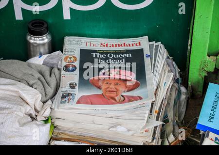 Nairobi, Kenia. 09. September 2022. Eine Zeitung, die über den Tod von Königin Elizabeth II berichtet, gesehen an einem Händler in der Stadt Nairobi. Königin Elizabeth II., die älteste Monarchin der britischen Geschichte, starb am 8. September 2022 im Alter von 96 Jahren im Balmoral Castle, ihrer offiziellen Sommerresidenz in Schottland. (Foto von John Ochieng/SOPA Images/Sipa USA) Quelle: SIPA USA/Alamy Live News Stockfoto