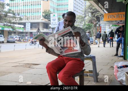 Nairobi, Kenia. 09. September 2022. Ein Zeitungsverkäufer sah, wie er eine lokale Tageszeitung über den Tod von Königin Elizabeth II. In der Stadt Nairobi las. Königin Elizabeth II., die älteste Monarchin der britischen Geschichte, starb am 8. September 2022 im Alter von 96 Jahren im Balmoral Castle, ihrer offiziellen Sommerresidenz in Schottland. (Foto von John Ochieng/SOPA Images/Sipa USA) Quelle: SIPA USA/Alamy Live News Stockfoto